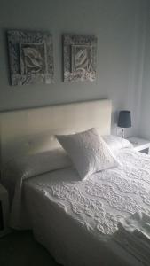 Posteľ alebo postele v izbe v ubytovaní ROMERO APARTMENTS-ARENALES DEL SOL