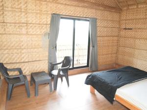Katil atau katil-katil dalam bilik di Bliss Hampi Eco Resort