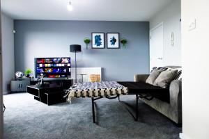 TV a/nebo společenská místnost v ubytování COOP Live Etihad Luxury Pad