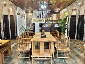北京Beijing Shixi courtyard Inn near the Forbidding City Tiananmen Square convenient to the Great Wall的配有木桌椅的餐厅