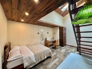 北京Beijing Shixi courtyard Inn near the Forbidding City Tiananmen Square convenient to the Great Wall的一间带大床和楼梯的卧室