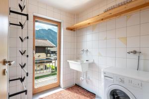 タンハイムにあるHighalp Apartmentsの洗濯機と洗面台を備えたバスルーム +25枚の写真