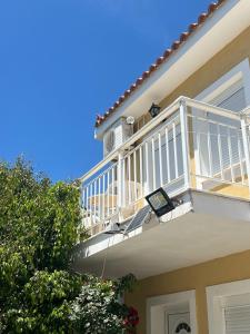 Φωτογραφία από το άλμπουμ του Jimmy Anna Beachfront Apartments Private Beach σε Votsalákia