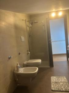 une salle de bains avec toilettes, douche et lavabo dans l'établissement La Magnolia B&B, à Montesilvano 3 autres photos