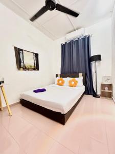 ein Schlafzimmer mit einem Bett mit Deckenventilator in der Unterkunft Cozy 255 Entire 3 Bedroom House At Alma Bukit Mertajam in Bukit Mertajam