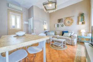 une cuisine et un salon avec une table et des chaises dans l'établissement Aromas de Especieros, à Cordoue