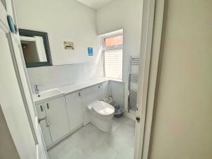 Ένα μπάνιο στο Pebbles Family friendly Holiday Home Weymouth 2 mins from beach +20 φωτογραφίες