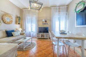 un salon avec un canapé et une table dans l'établissement Aromas de Especieros, à Cordoue