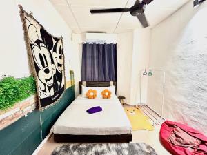 ein Schlafzimmer mit einem Bett mit zwei Kürbissen drauf in der Unterkunft Cozy 255 Entire 3 Bedroom House At Alma Bukit Mertajam in Bukit Mertajam