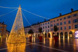 a christmas tree in a city square at night at Place Toscane, 8P, Fibre et Parking à Disneyland in Serris