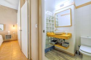 une salle de bain avec un lavabo et des toilettes dans l'établissement Aromas de Especieros, à Cordoue 19 autres photos