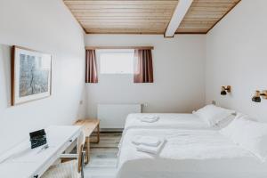 Rúm í herbergi á Narfastadir Guesthouse