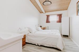 Rúm í herbergi á Narfastadir Guesthouse