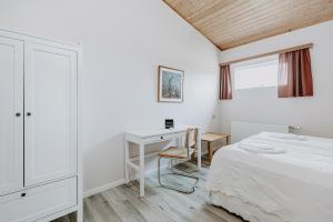 Rúm í herbergi á Narfastadir Guesthouse