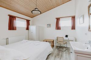 Rúm í herbergi á Narfastadir Guesthouse