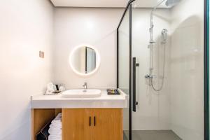 een badkamer met wastafel en douche bij Zhangjiajie Tianmen Mountain Cableway High-end B&B in Zhangjiajie