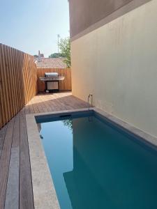ein Swimmingpool im Hinterhof eines Hauses in der Unterkunft L'Arcachonaise in Arcachon