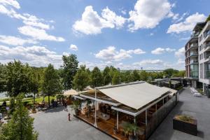 einen Blick über ein Gebäude mit einem Zelt in der Unterkunft Skau 3 Eurovea Danube View Free Parking in Bratislava