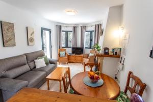 salon z kanapą i stołem w obiekcie 0324 Villa Tosalet Cipres w mieście Balcon del Mar