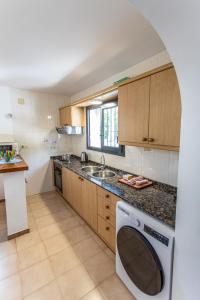 Kuchnia lub aneks kuchenny w obiekcie 0324 Villa Tosalet Cipres