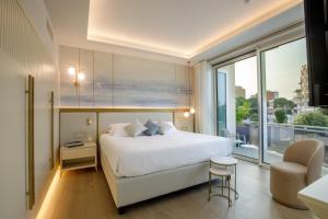Letto o letti in una camera di Ambasciatori Suite Hotel