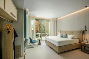 Letto o letti in una camera di Ambasciatori Suite Hotel