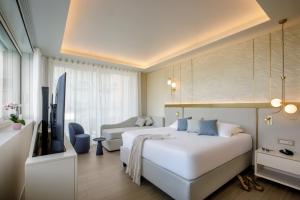 Letto o letti in una camera di Ambasciatori Suite Hotel