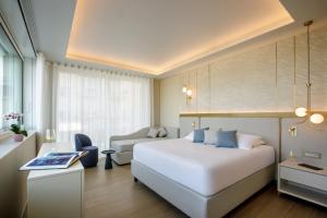Letto o letti in una camera di Ambasciatori Suite Hotel