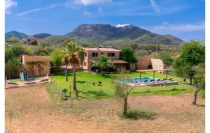 A general mountain view or a mountain view taken from A villát