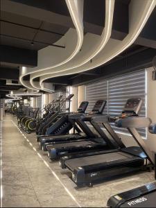 a row of treadmills in a gym at Daik City Chaviland Fully Furnished Apartment in As Sulaymānīyah