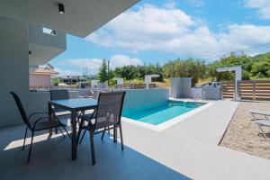 Swimmingpoolen hos eller tæt på DaMa Maisonettes by RentalsPro - Polychrono Halkidiki