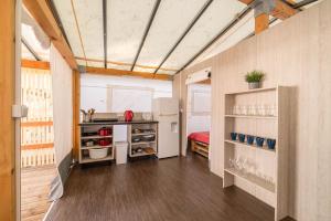 Kuchyň nebo kuchyňský kout v ubytování Glamping Tents - Camp Adriatic