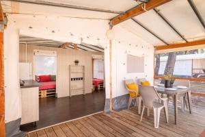 Kuchyň nebo kuchyňský kout v ubytování Glamping Tents - Camp Adriatic