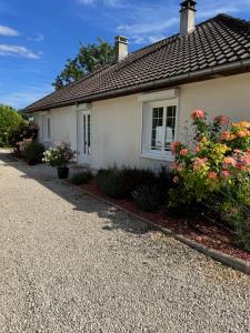 a white house with flowers in front of it at la maison de Gaston in Rix
