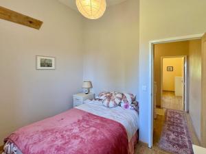 Ένα ή περισσότερα κρεβάτια σε δωμάτιο στο Gîte Les Aumônes