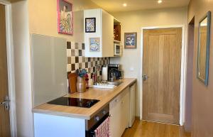 Η κουζίνα ή μικρή κουζίνα στο Gîte Les Aumônes