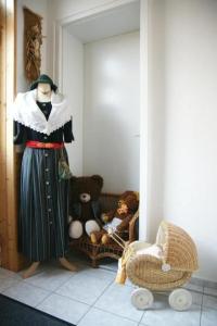 una stanza con un'esposizione di orsacchiotti in una stanza di Apartmenthaus Antik Spreewald a Vetschau