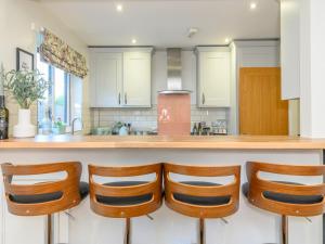 Η κουζίνα ή μικρή κουζίνα στο Pass the Keys Family Friendly home in Baildon Court-Free Parking