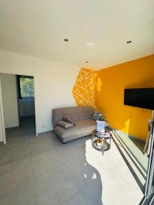salon z kanapą i telewizorem w obiekcie N4 Maison T2 climatisé w Ajaccio +7 zdjęć
