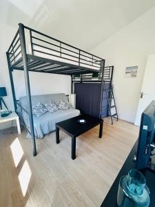 Posteľ alebo postele v izbe v ubytovaní Amour à la plage, appartement climatisé, terrasse à Barcares à deux pas de la plage