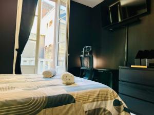 a bedroom with a bed with two towels on it at Studio Malheux centre ville avec terrasse in Trouville-sur-Mer