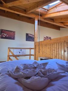 1 cama con edredón azul en una habitación en Downtown Apartman - Friends, en Győr