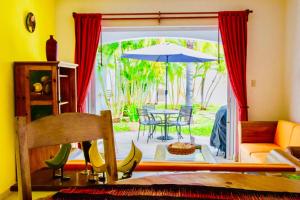 sala de estar con mesa y sombrilla en Executive Budget Room With Swimming Pool Air Conditioning and Parking, en Playa del Carmen