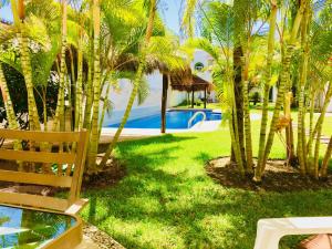 Κήπος έξω από το Deluxe Jacuzzi Balcony Room With Swimming Pool Air Conditioning and Parking