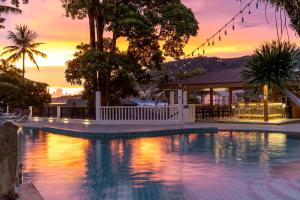 Bazén v ubytování Patong Lodge Hotel - SHA Extra Plus nebo v jeho okolí