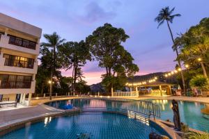 Bazén v ubytování Patong Lodge Hotel - SHA Extra Plus nebo v jeho okolí