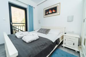 una camera da letto con un letto con asciugamani sopra di ApartView Szkolna Szczyrk by Rent like home a Szczyrk Altre 18 foto