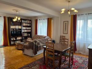 een woonkamer met een tafel en een bank bij Maison du F'Or in Huningue