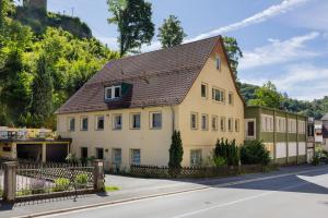 a large yellow house with a brown roof at Ferienwohnung in Bad Berneck in Bad Berneck im Fichtelgebirge