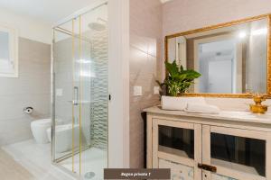łazienka z prysznicem, umywalką i lustrem w obiekcie Suite Rosso & Nero - Lecce Selection w mieście Lecce